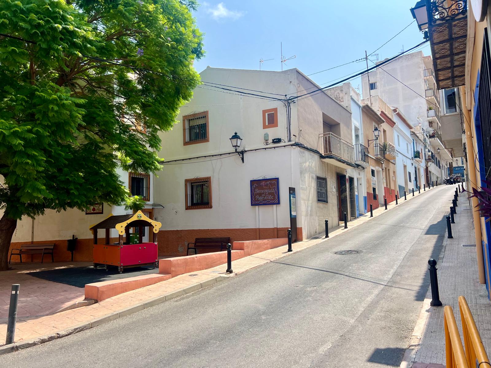 Appartement-maison de ville à Calpe avec 3 chambres, 1 salle de bain, salon avec cheminée, cuisine avec galerie et un hall.